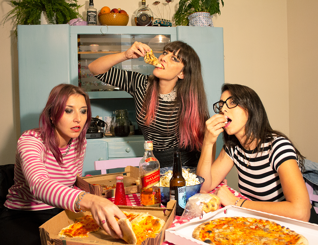 Photo of Italian punk rock band Smalltown Tigers eating pizza.
